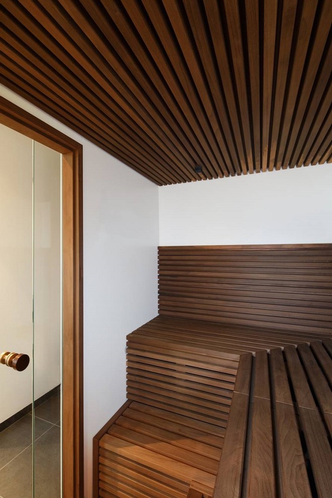 Sauna With offenen Schränken, beigen Schränken, Einbaubadewanne, bodengleicher Dusche, Wandtoilette mit Spülkasten, beigen Fliesen, Keramikfliesen, beiger Wandfarbe, Keramikboden, Sauna, Aufsatzwaschbecken, Granit-Waschbecken/Waschtisch, beigem Boden and Falttür-Duschabtrennung in Berlin