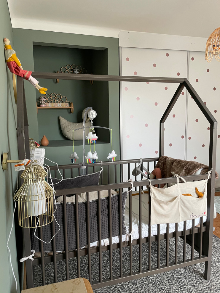 ナンシーにある低価格のトロピカルスタイルのおしゃれな赤ちゃん部屋の写真