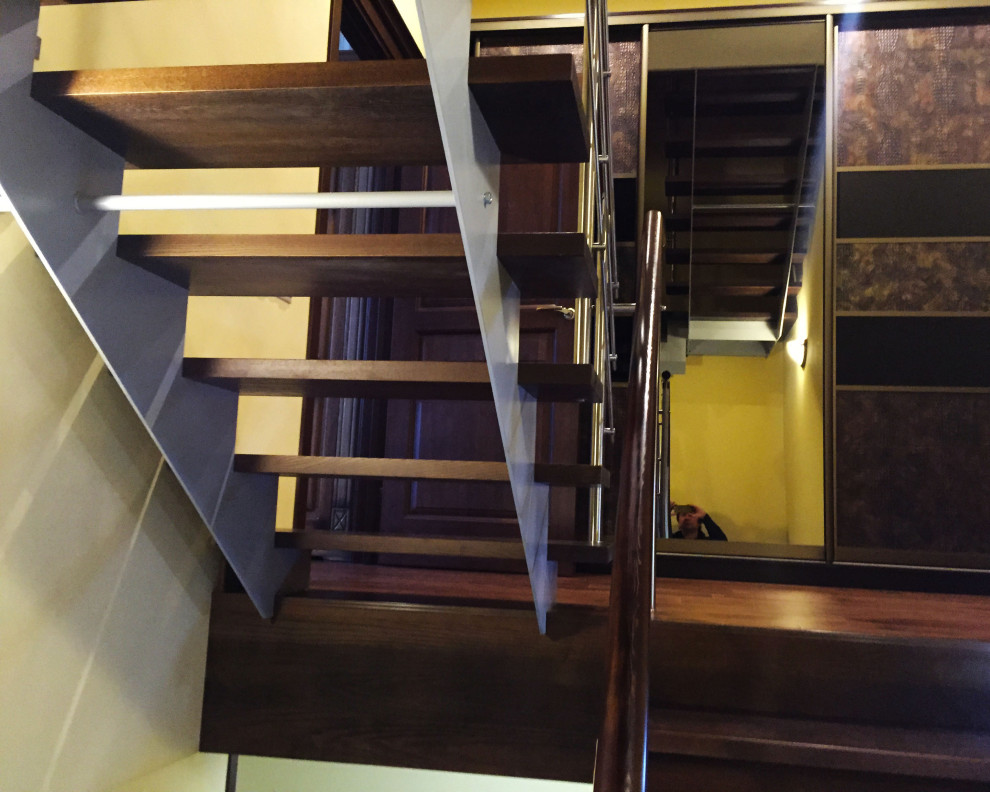 Лестница на параллельных косоурах с ограждением из нержавеющей стали