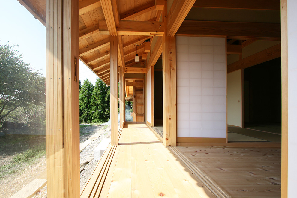 Diseño de terraza de estilo zen de tamaño medio en patio lateral y anexo de casas