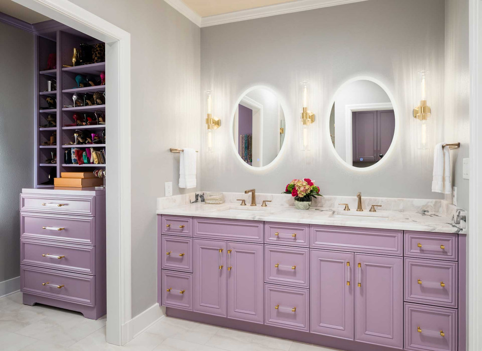 На фото: большая главная ванная комната в классическом стиле с фасадами с утопленной филенкой, фиолетовыми фасадами, душем в нише, раздельным унитазом, белой плиткой, керамогранитной плиткой, серыми стенами, полом из керамогранита, врезной раковиной, столешницей из кварцита, белым полом, душем с распашными дверями, белой столешницей, сиденьем для душа, тумбой под две раковины и встроенной тумбой