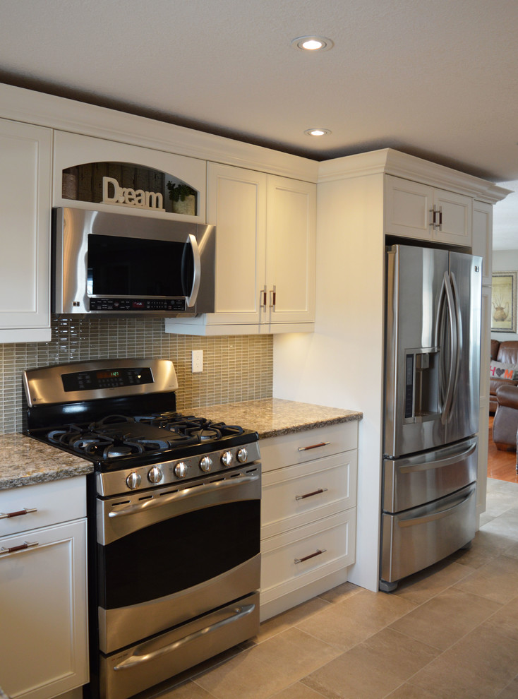Transitional kitchen photo in Toronto