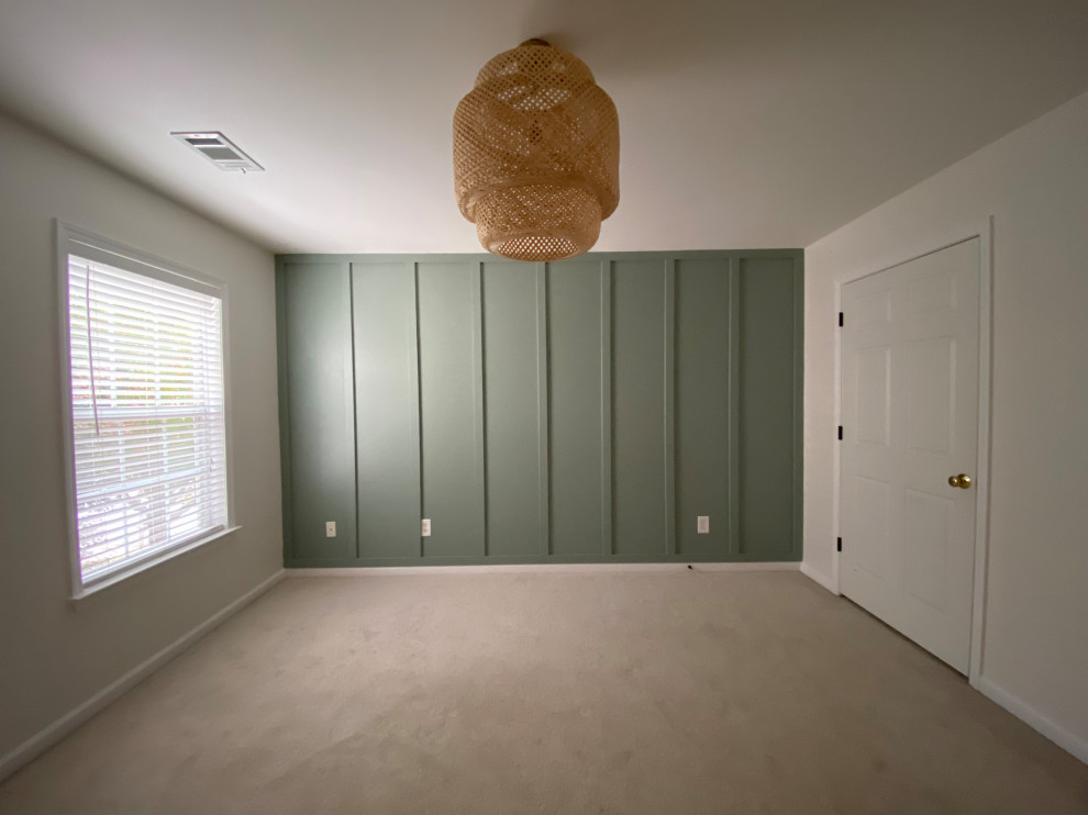 Aménagement d'une petite chambre contemporaine avec un mur vert, aucune cheminée, un sol beige et du lambris.