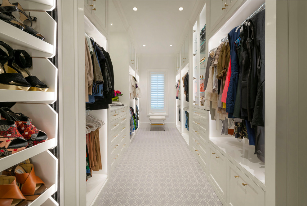 Diseño de armario vestidor unisex tradicional renovado de tamaño medio con armarios con rebordes decorativos, puertas de armario blancas, moqueta y suelo gris