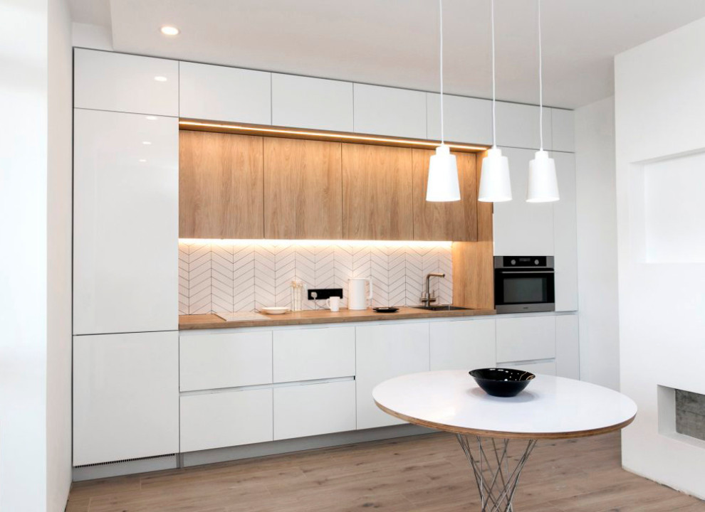 Белая глянцевая кухня с деревянными светлыми фасадами