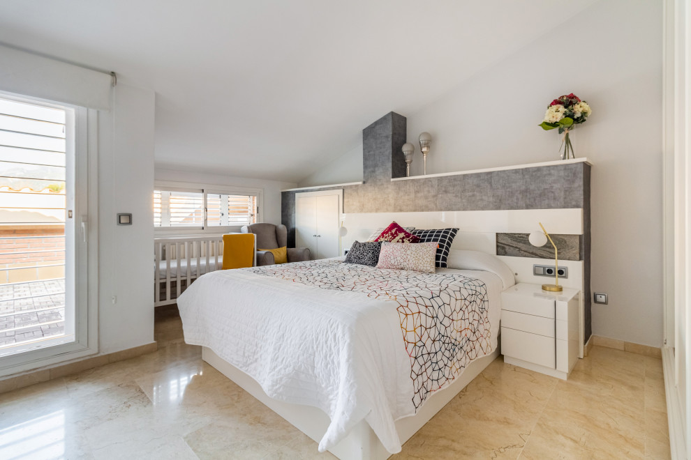 Mittelgroßes Modernes Hauptschlafzimmer mit weißer Wandfarbe, Marmorboden und beigem Boden in Barcelona