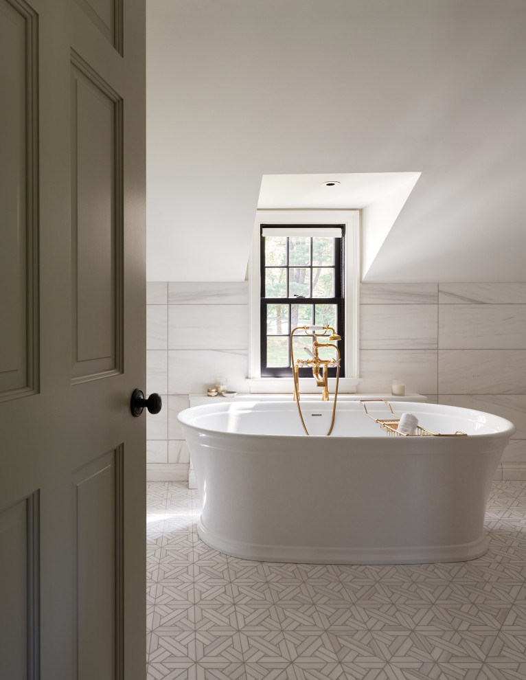 Идея дизайна: большая главная ванная комната в классическом стиле с отдельно стоящей ванной, белой плиткой, каменной плиткой, белыми стенами, полом из мозаичной плитки, белым полом и панелями на стенах
