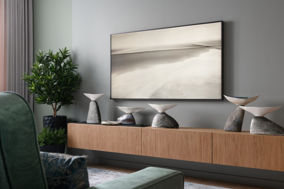 Источник вдохновения для домашнего уюта: открытая гостиная комната среднего размера в современном стиле с серыми стенами, пробковым полом, подвесным камином, телевизором на стене и коричневым полом