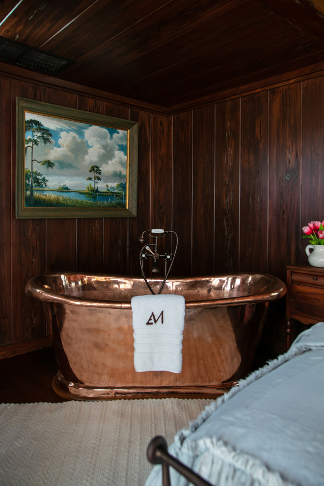 Стильный дизайн: главная ванная комната среднего размера в стиле кантри с отдельно стоящей ванной, унитазом-моноблоком, темным паркетным полом, раковиной с пьедесталом, тумбой под одну раковину, деревянным потолком и деревянными стенами - последний тренд