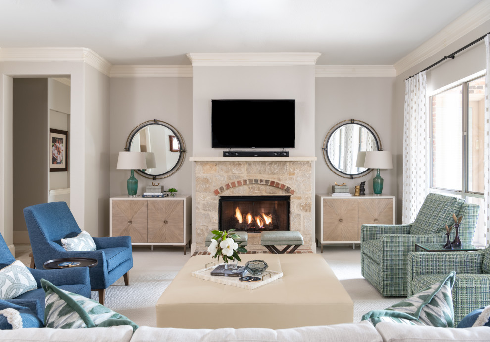 ダラスにあるビーチスタイルのおしゃれなLDK (標準型暖炉、石材の暖炉まわり、壁掛け型テレビ、白い床) の写真