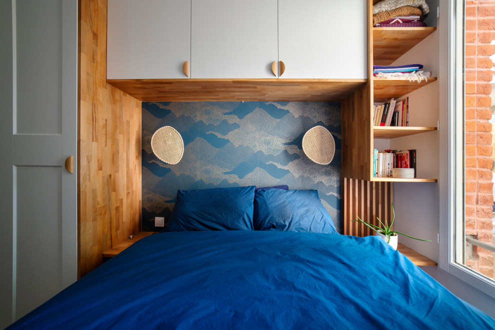 Kleines Skandinavisches Hauptschlafzimmer ohne Kamin mit hellem Holzboden, grauem Boden, weißer Wandfarbe und Tapetenwänden in Paris