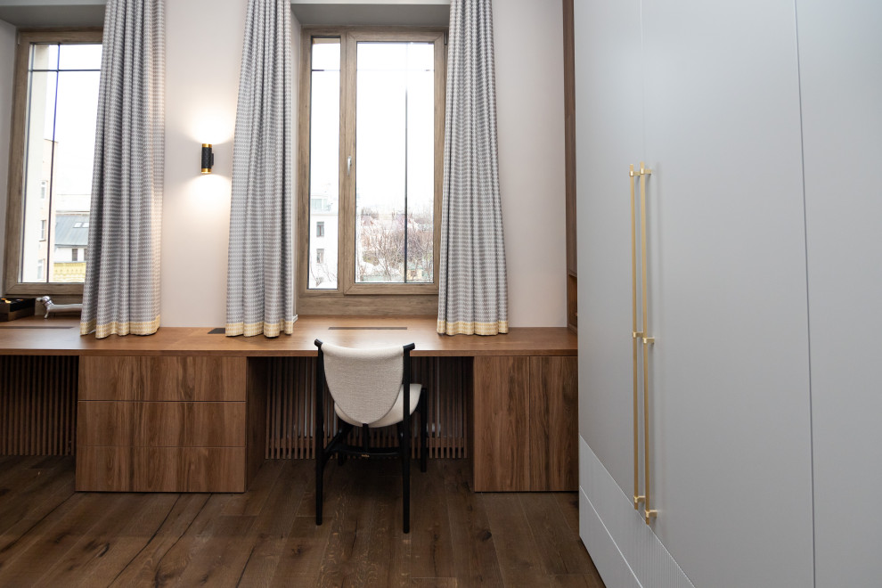 Меблировка спальни: шкаф, стеллаж и стол-подоконник