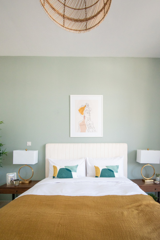 他の地域にある中くらいなコンテンポラリースタイルのおしゃれな主寝室 (緑の壁、セラミックタイルの床) のインテリア