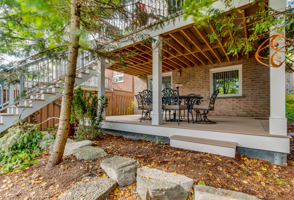 Inspiration for a transitional deck remodel in Toronto
