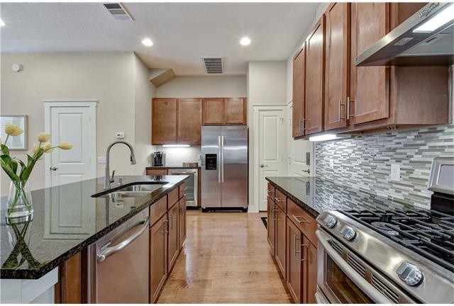 Kitchen - transitional kitchen idea in Austin