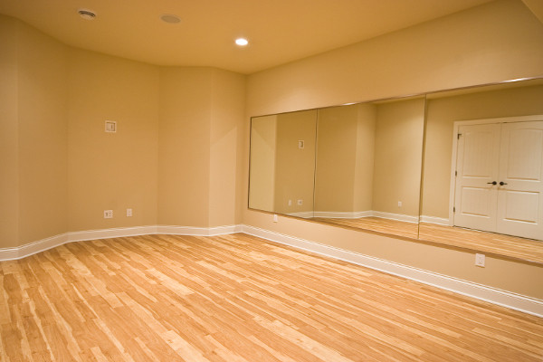 Photo of a traditional home gym in Milwaukee with beige walls.
