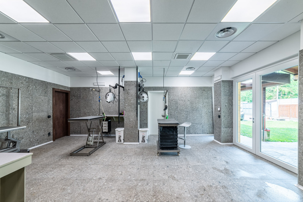 Inspiration för ett funkis badrum, med klinkergolv i keramik och grått golv
