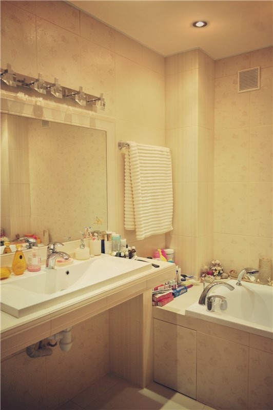 Двухкомнатная квартира для женщины. Пудра и глянец