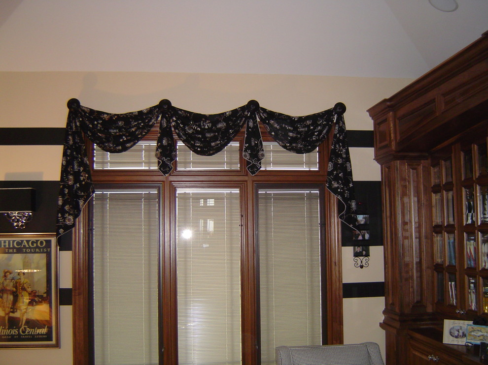 Example of a transitional home design design in Chicago