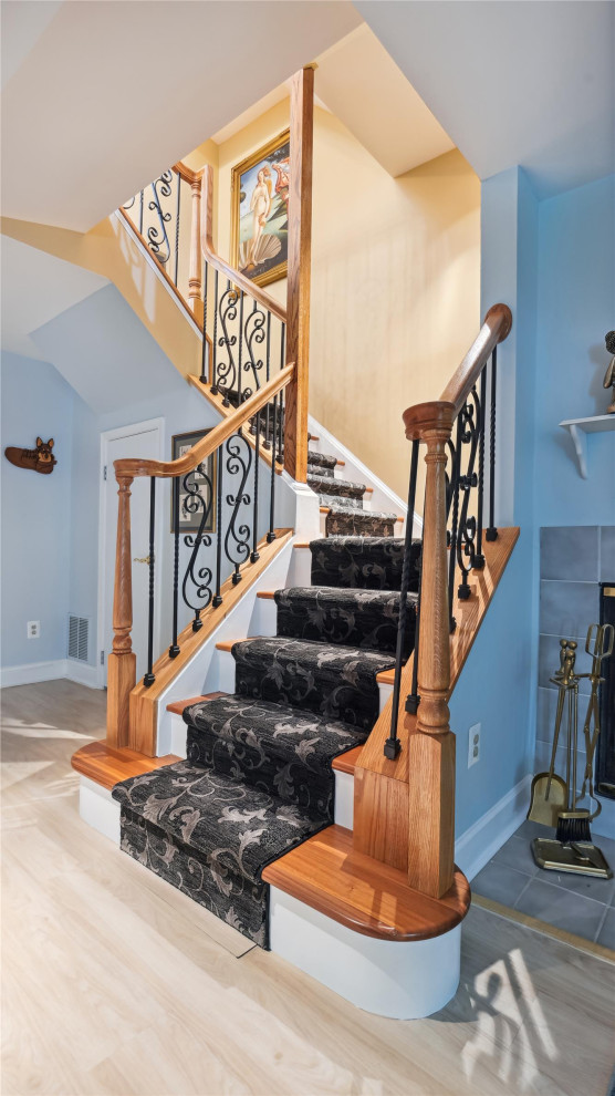 Photo of a medium sized classic wood l-shaped wood railing staircase in DC Metro with wood risers.