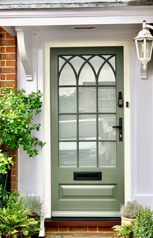 他の地域にある高級な中くらいなトラディショナルスタイルのおしゃれな玄関ドア (緑のドア) の写真