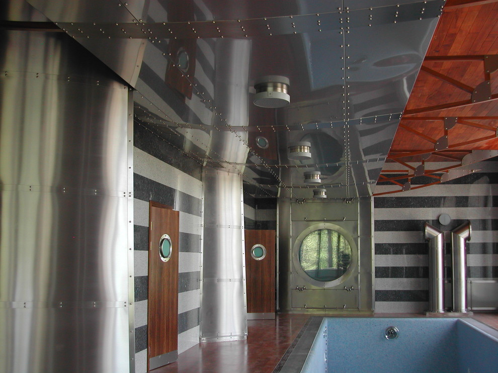 Нержавеющая сталь в интерьере бассейна загородного дома