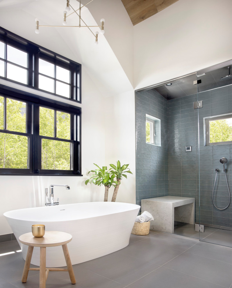 Exempel på ett mellanstort modernt en-suite badrum, med ett fristående badkar, en dusch/badkar-kombination, vita väggar, marmorgolv, ett undermonterad handfat och dusch med gångjärnsdörr