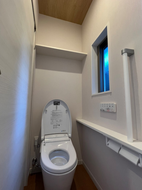 トイレ giapponese-moderno-bagno-di-servizio