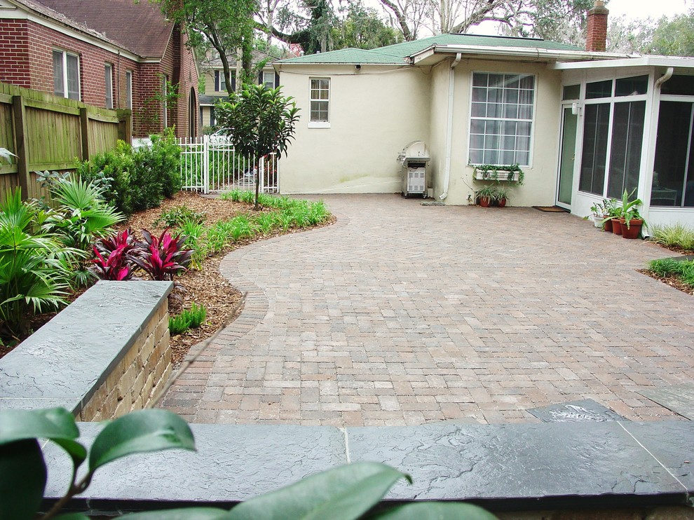 This is an example of a modern patio in Jacksonville.