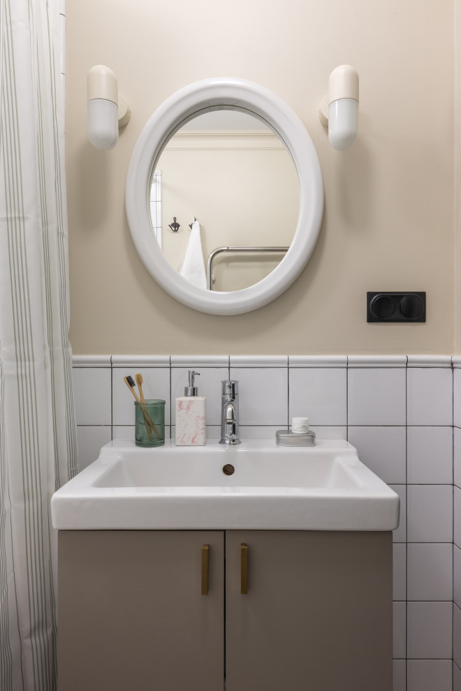 Ванная комната. Раритетное зеркало в фарфоровой раме осталось от прошлых хозяев