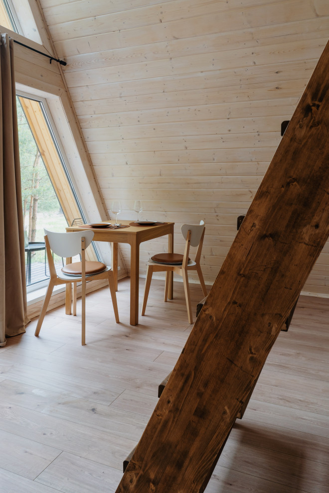 Источник вдохновения для домашнего уюта: столовая в скандинавском стиле с полом из винила, деревянным потолком и деревянными стенами