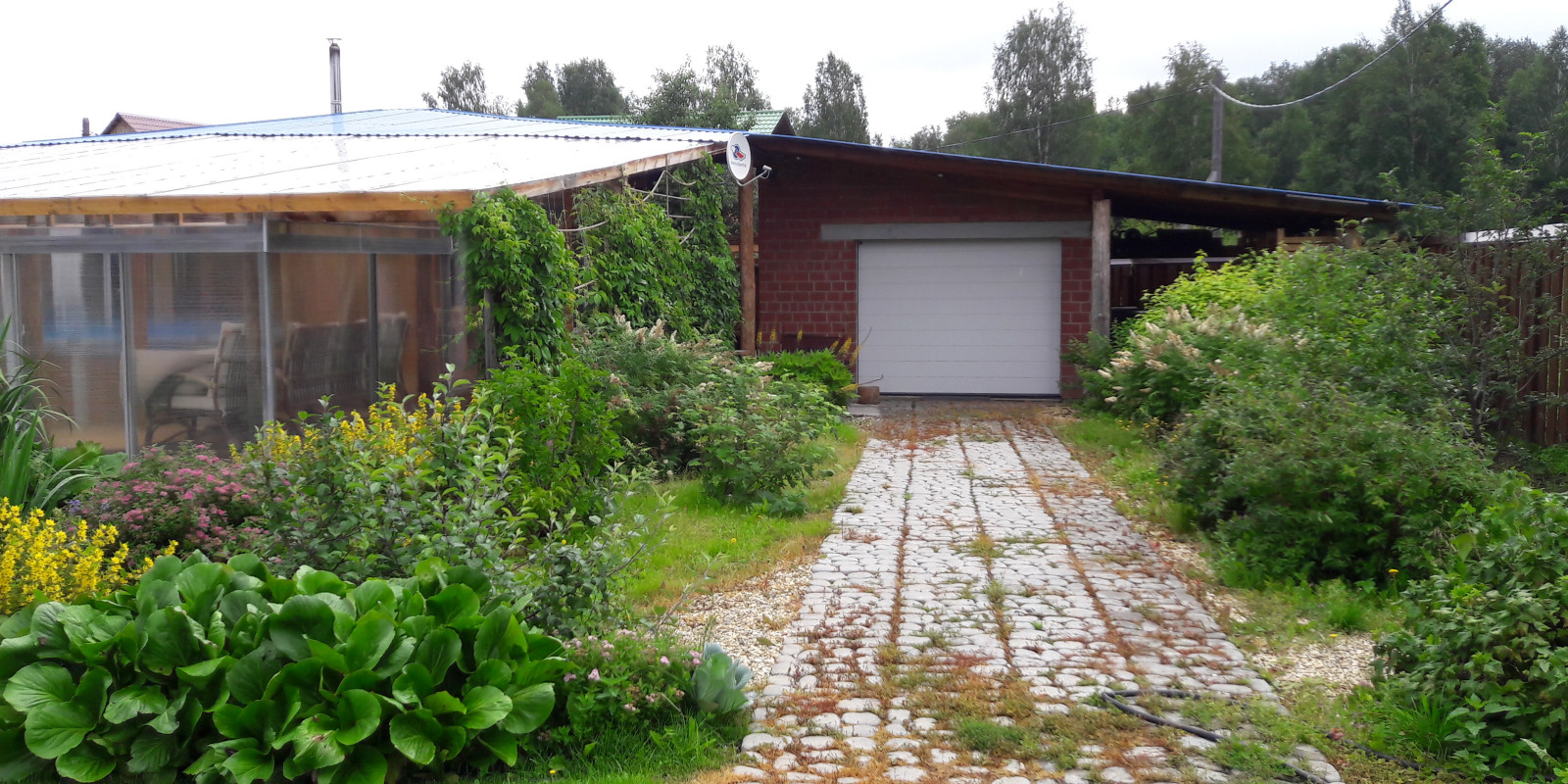 Деревянный дом с фасадом из металического сайдинга, баня с бассейном.