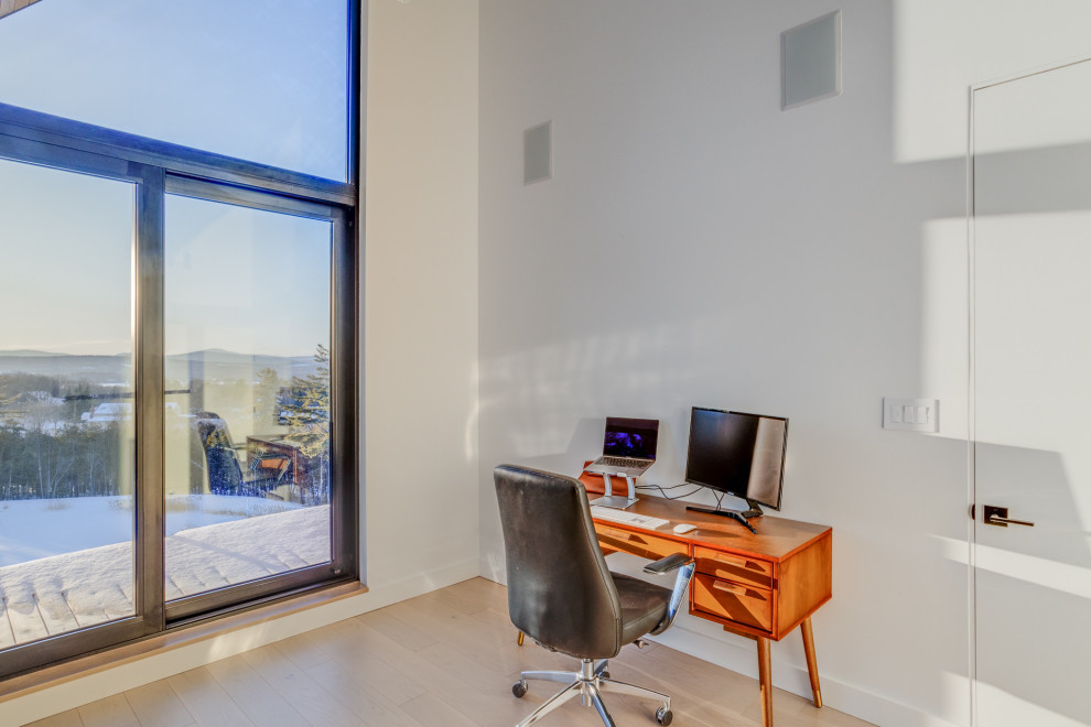 Immagine di un ufficio scandinavo di medie dimensioni con parquet chiaro e soffitto a volta
