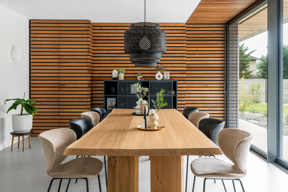 Salle à manger?[Aménagement de salle à manger in bois With sol en béton ciré, un sol gris and un plafond en bois.]:[Aménagement de salles à manger in bois With sol en béton ciré, un sol gris and un plafond en bois.]