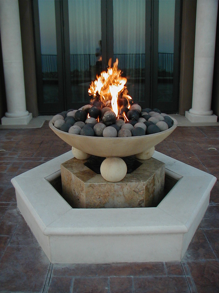 Home design - contemporary home design idea in Orange County