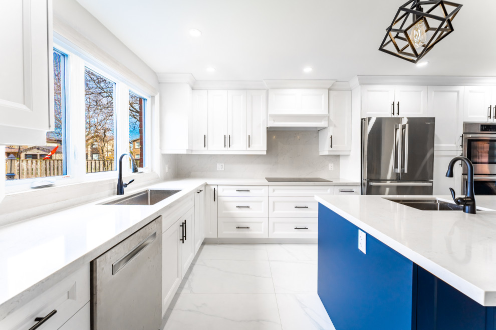 Transitional kitchen photo in Toronto