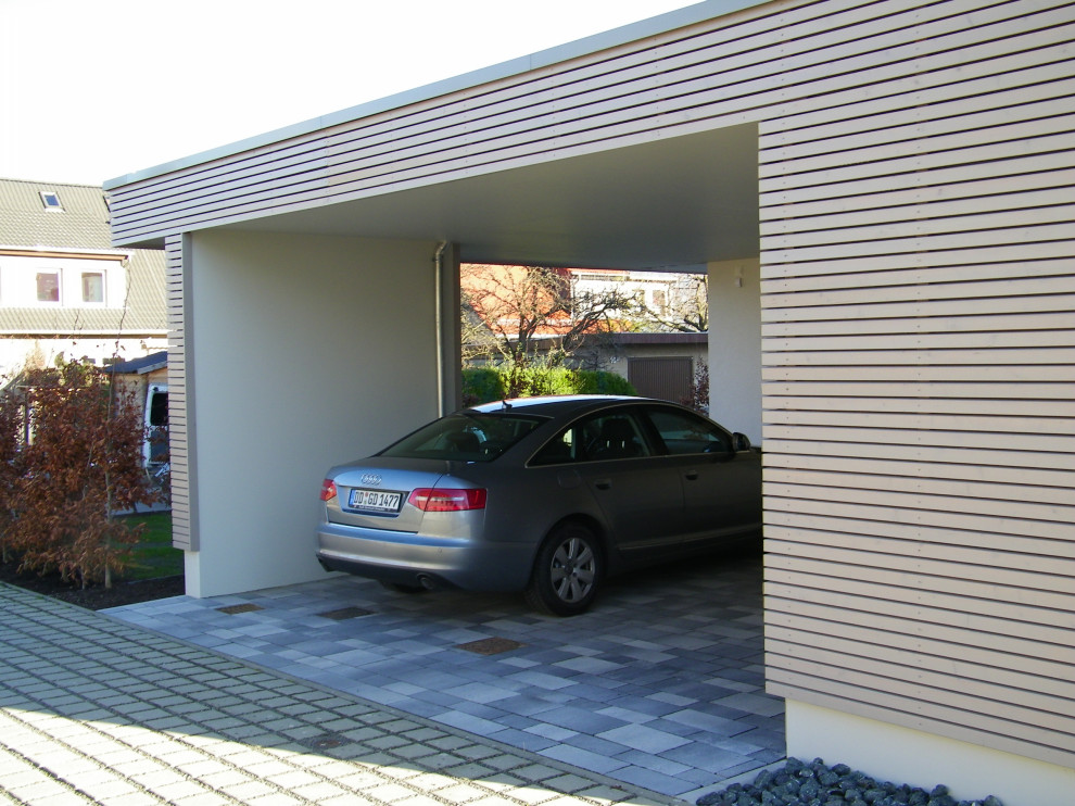 Design ideas for a mid-sized contemporary attached two-car carport in Dresden.