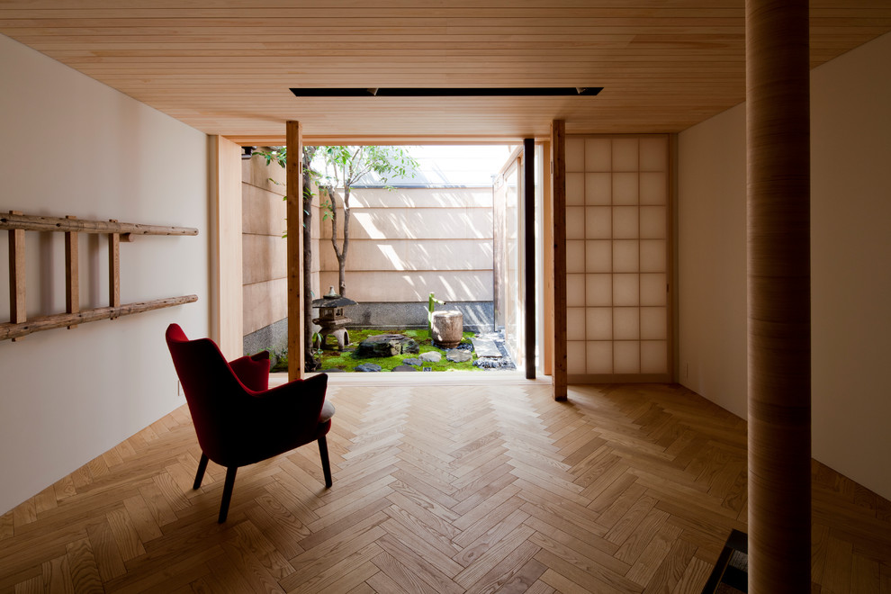 Design ideas for a modern living room in Kyoto with white walls and light hardwood floors.