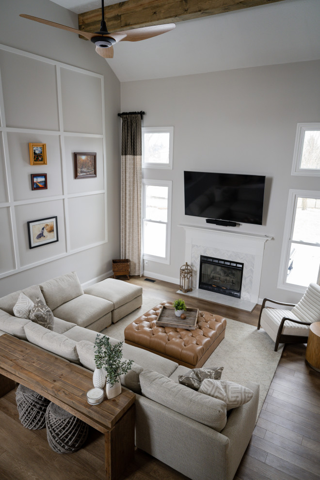 Skandinavisk inredning av ett mellanstort loftrum, med ett finrum, vita väggar, mellanmörkt trägolv, en standard öppen spis, en spiselkrans i betong och en väggmonterad TV