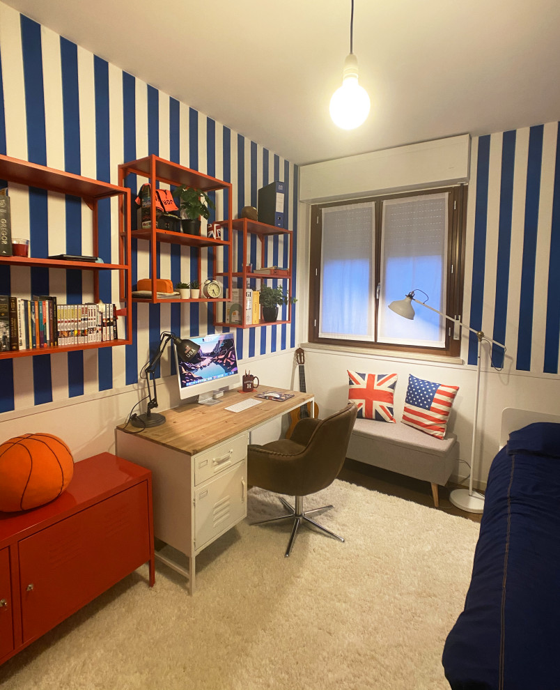 Ispirazione per una cameretta per bambini bohémian di medie dimensioni con pareti multicolore, parquet scuro, pavimento marrone e boiserie