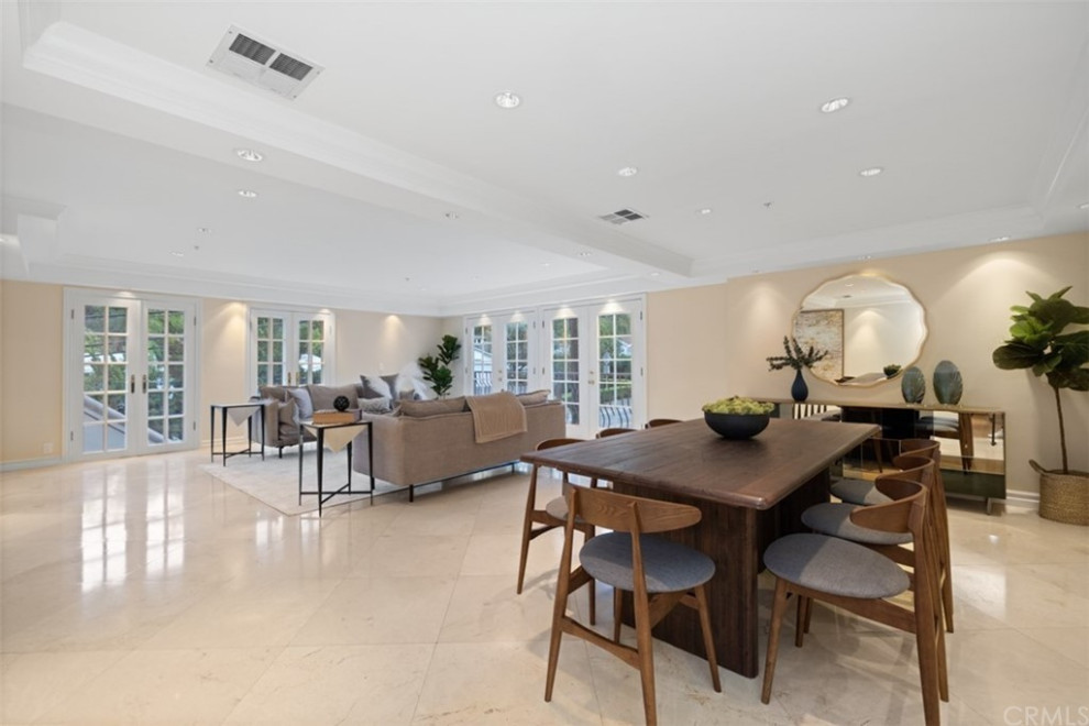 Esempio di un grande soggiorno minimalista aperto con sala formale, pareti beige, pavimento beige, pavimento in marmo e soffitto ribassato