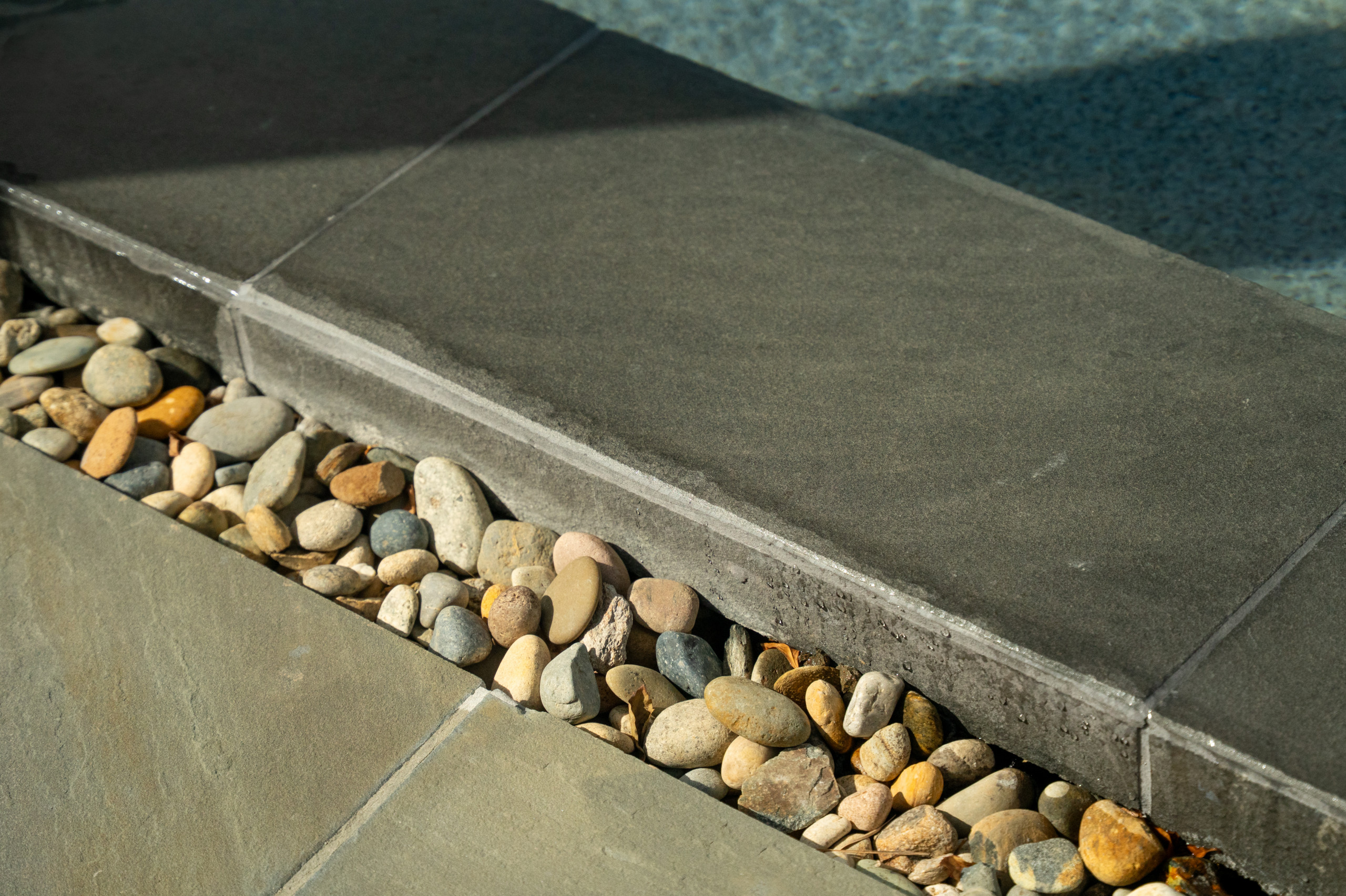 Zero-Edge Pool