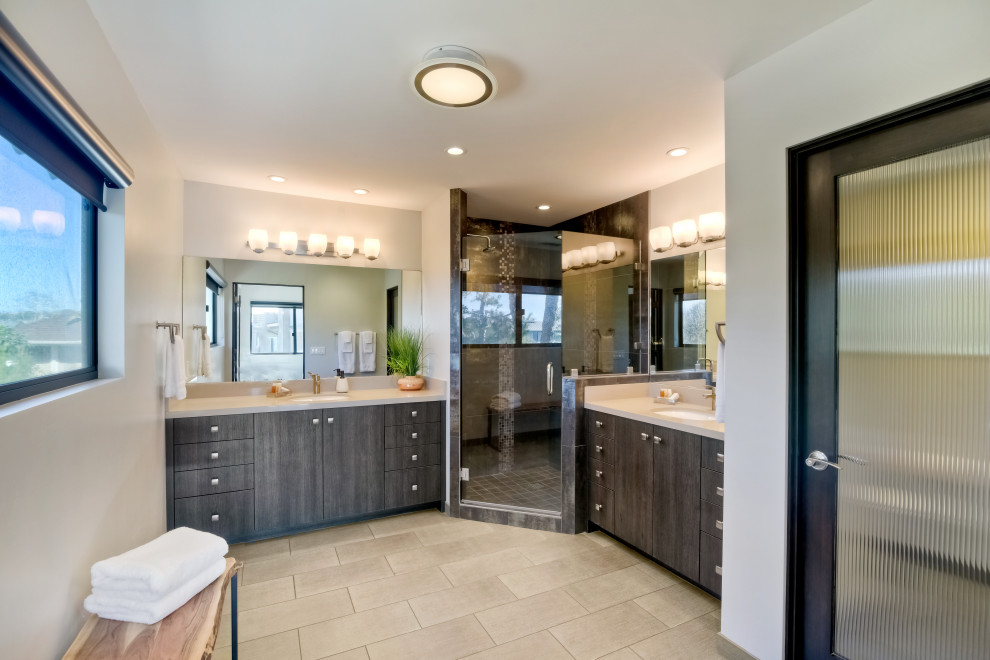 Foto de cuarto de baño abovedado marinero grande con armarios con paneles lisos, puertas de armario marrones, suelo de baldosas de porcelana y suelo gris
