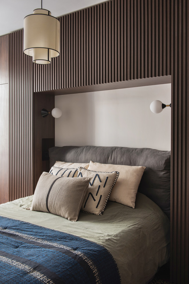 На фото: хозяйская спальня среднего размера, в белых тонах с отделкой деревом в современном стиле с белыми стенами и деревянными стенами с