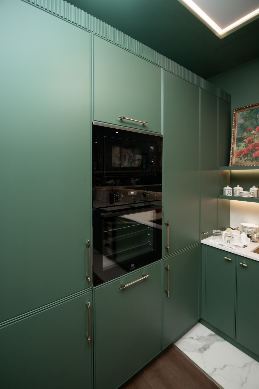 Стильная неоклассическая кухня в темно-изумрудном цвете