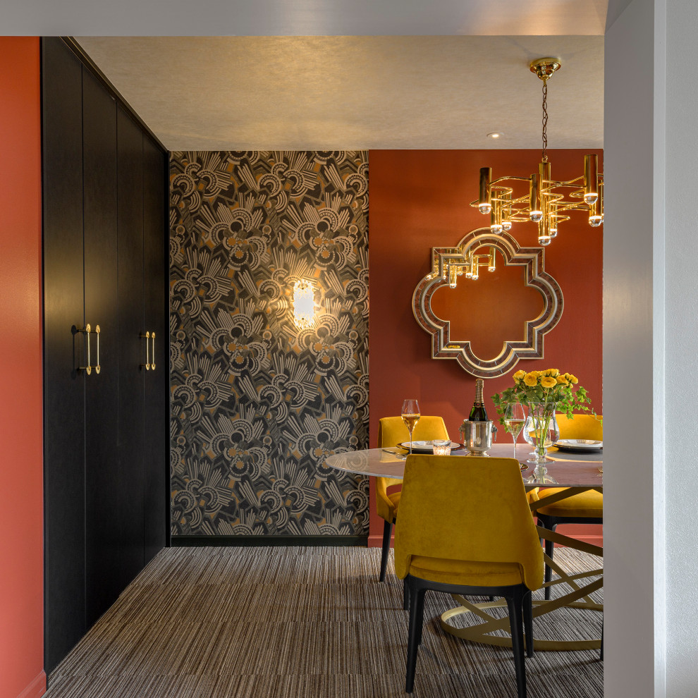 Aménagement d'une salle à manger éclectique avec un mur rouge, moquette, aucune cheminée, un sol noir, un plafond en papier peint et éclairage.