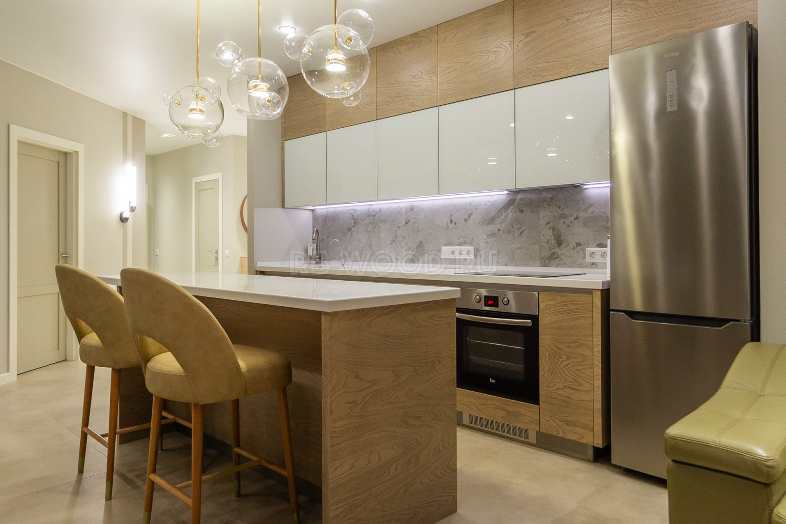 Островная кухня в квартире студии