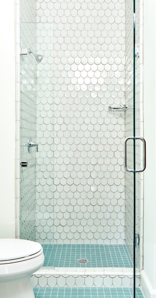 Idéer för ett mellanstort klassiskt badrum för barn, med skåp i shakerstil, en öppen dusch, ett undermonterad handfat, flerfärgat golv och dusch med gångjärnsdörr