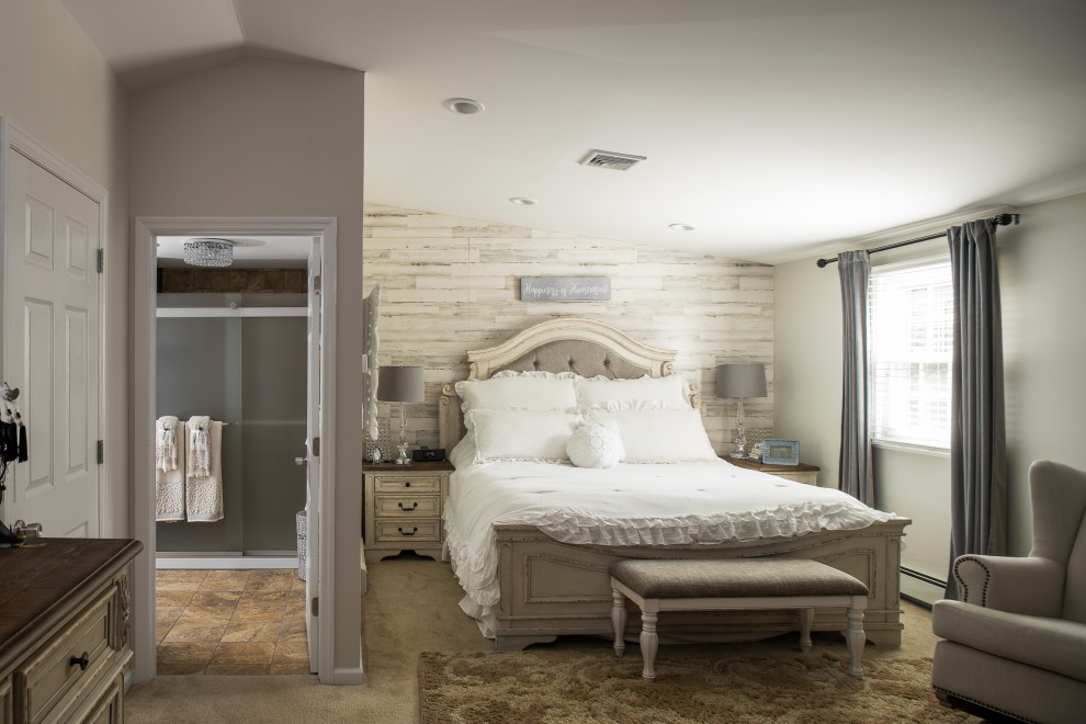 Cette photo montre une grande chambre chic avec un mur gris, un sol beige, un plafond voûté et du lambris de bois.