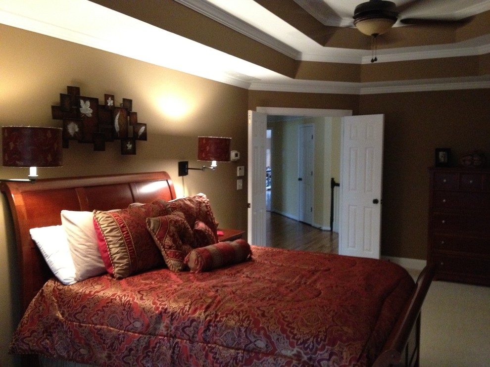 This is an example of a traditional bedroom in Atlanta.